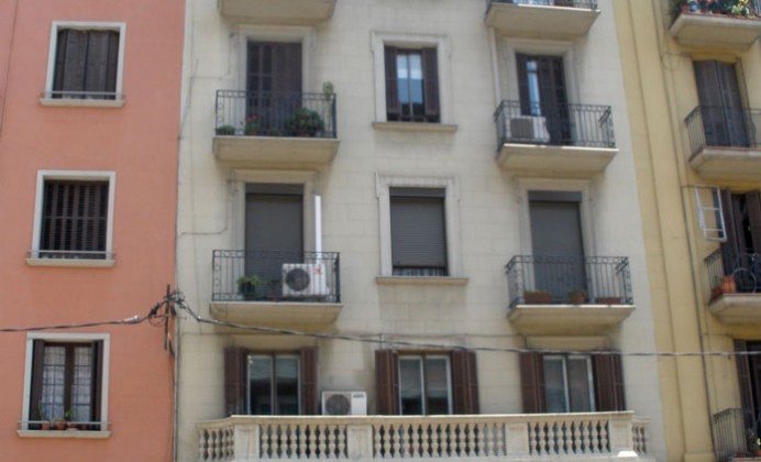 Rehabilitació de façana amb enderroc de balcons