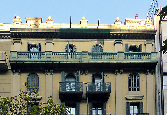 Obres a la façana principal del Carrer Mallorca 281