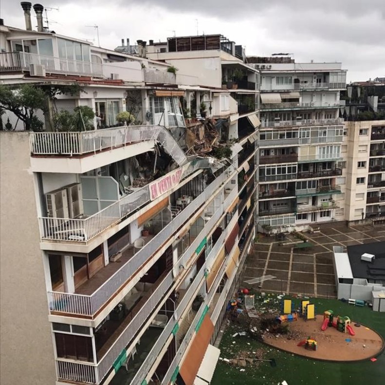 Dos blocs desallotjats a Sarrià després de caure un balcó